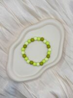 Bunte Perlenarmbänder als modische Geschenkidee für Frauen