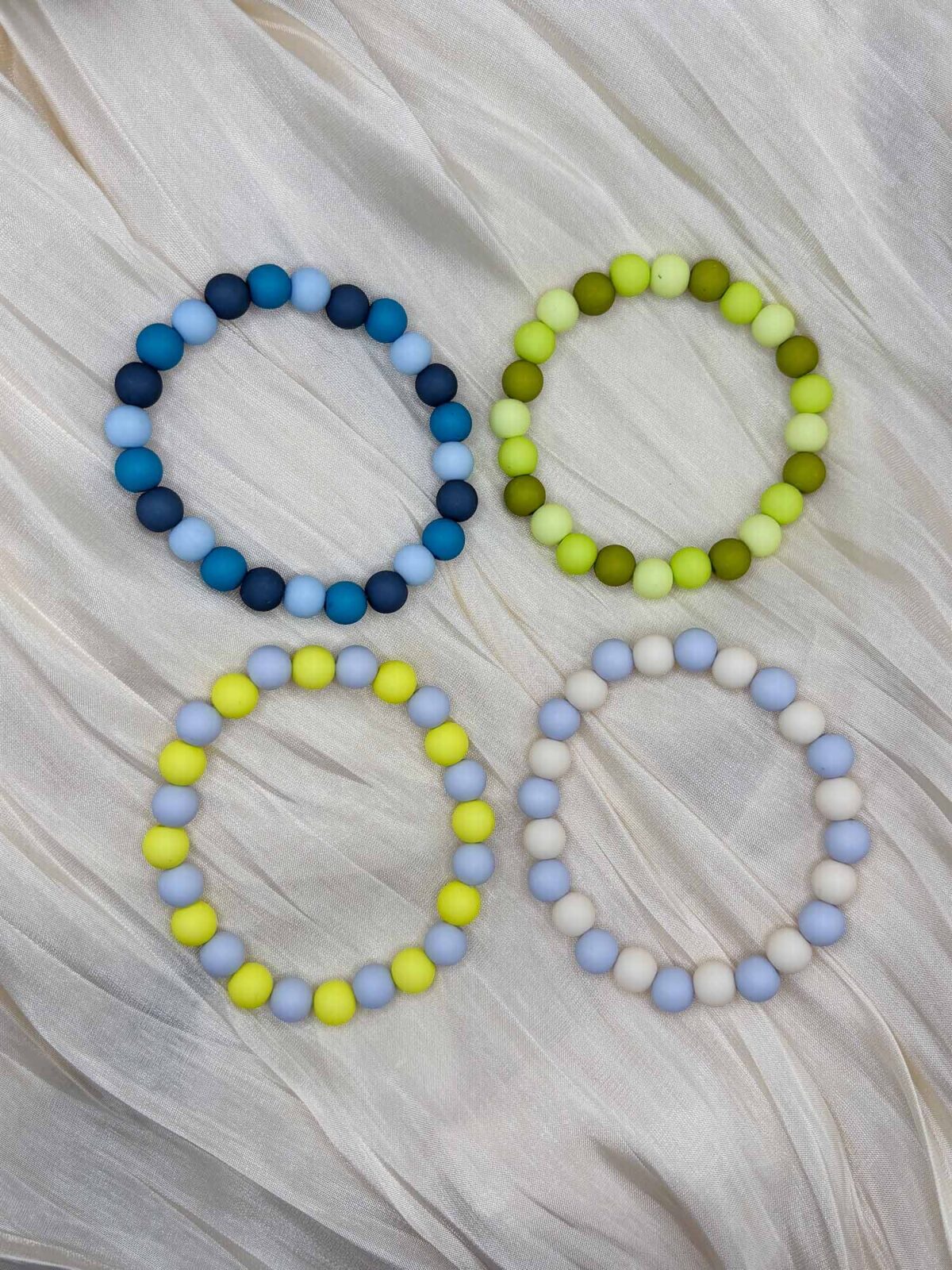 Geschenkidee buntes Perlenarmband in drei modernen Farben