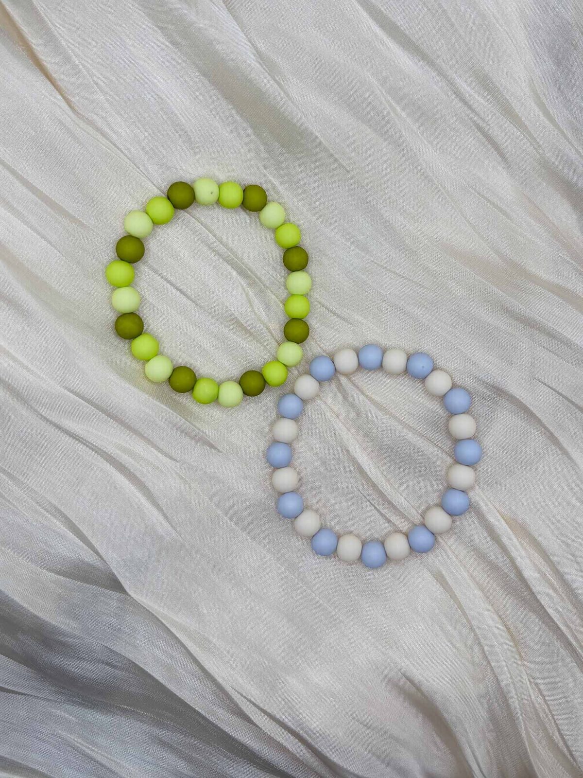 Modisches buntes Perlenarmband als Geschenk für Freundinnen