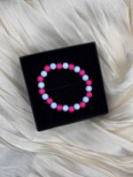 Armbänder aus bunten Perlen – elastischer Schmucktrend