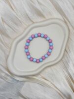 Modische Perlenarmbänder bunt kombiniert für Sommerlooks