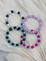 Elastische Armbänder aus bunten Perlen als Modeschmuck