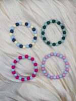 Trendige Perlenarmbänder in vier modernen Farben