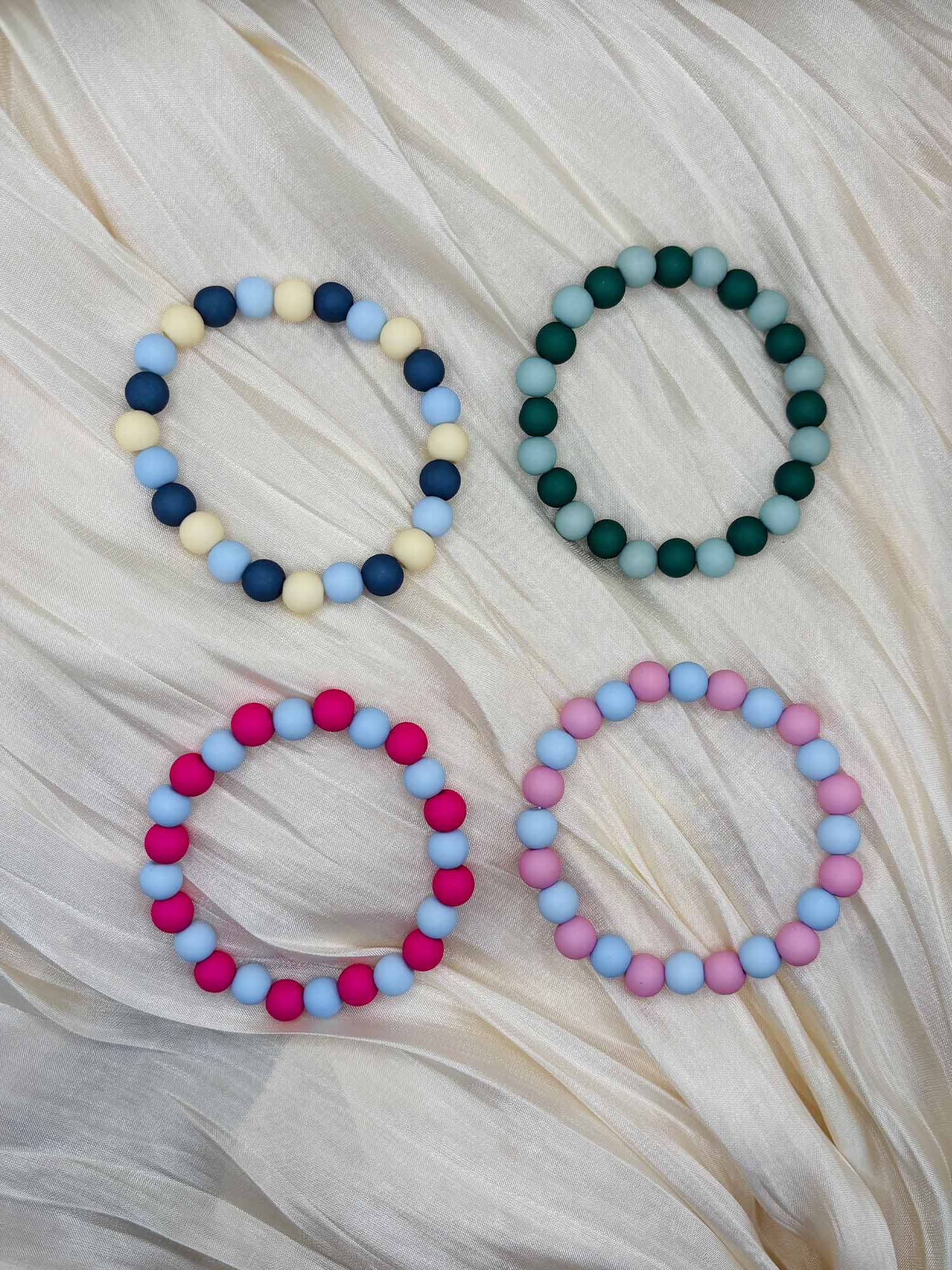 Armbänder_Bunt_Vier_Varianten_Vollansicht_Thumb Trendige Perlenarmbänder in vier modernen Farben