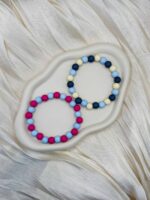 Elastische Perlenarmbänder als modischer Sommerschmuck