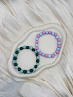 Buntes Perlenarmband in verschiedenen Farbkombinationen