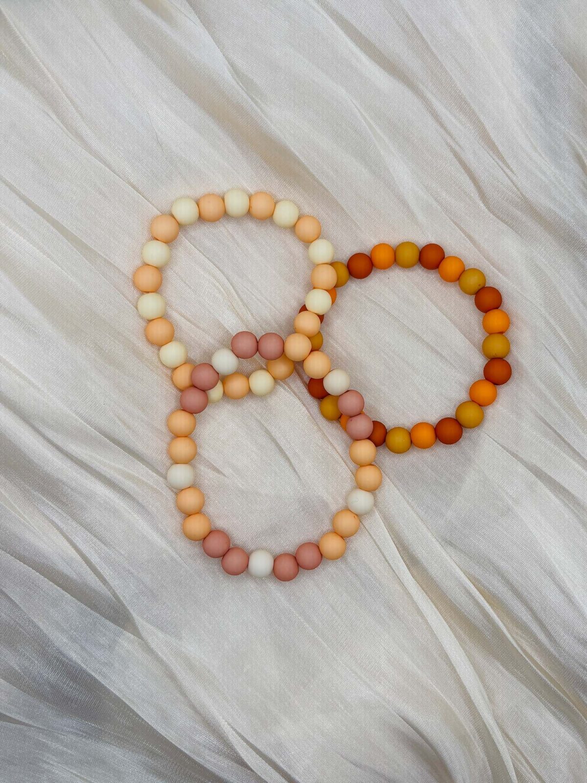 Buntes Perlenarmband in warmen Farbtönen als Modeschmuck