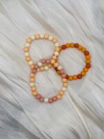 Buntes Perlenarmband in warmen Farbtönen als Modeschmuck
