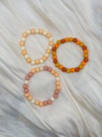 Trendiges Perlenarmband in drei warmen Farbkombinationen