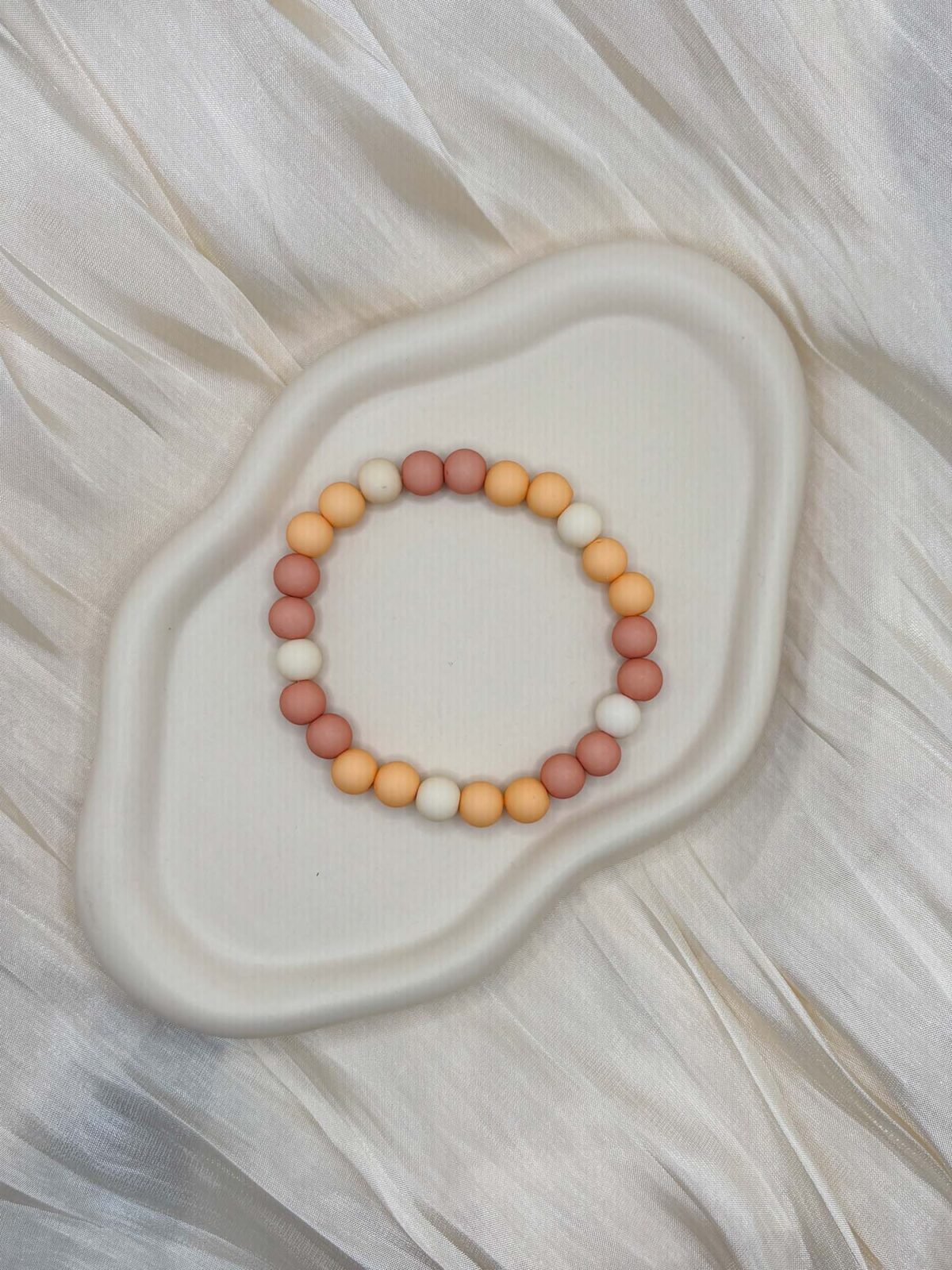 Modisches elastisches Armband mit Perlen in natürlichen Farben