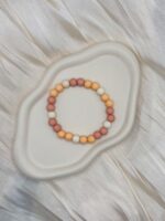 Modisches elastisches Armband mit Perlen in natürlichen Farben