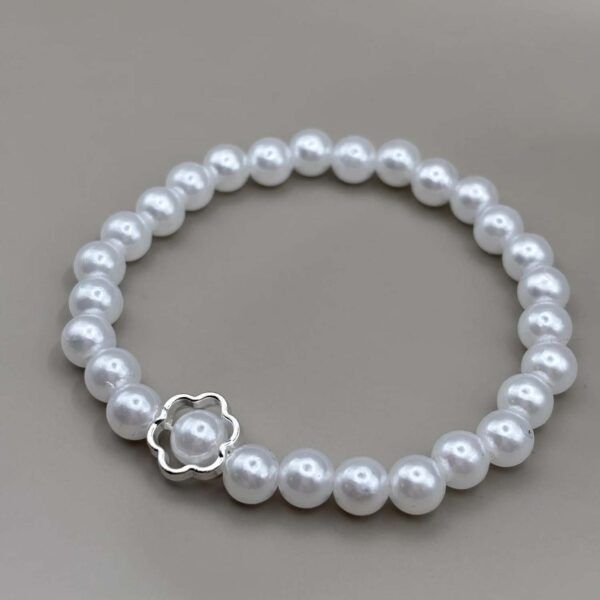 Elegantes weißes Perlenarmband mit silberner Blumendetail-Perle