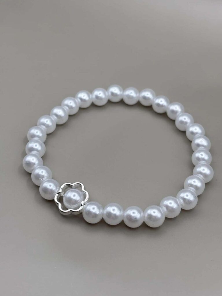 Elegantes weißes Perlenarmband mit silberner Blumendetail-Perle
