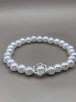 Perlenarmband in Glasperlenoptik mit Blume als stilvolles Accessoire