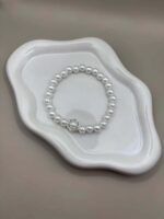 Schmuckarmband Perlenoptik Weiß mit Blütenmotiv Geschenkidee