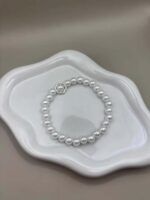 Damen Perlenarmband weiß mit silberfarbener Blumenperle