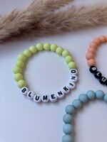 Festliches Armband für Mädchen aus Perlen mit Blumenschrift