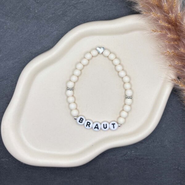 Elastisches Perlenarmband Braut mit silbernem Herzanhänger