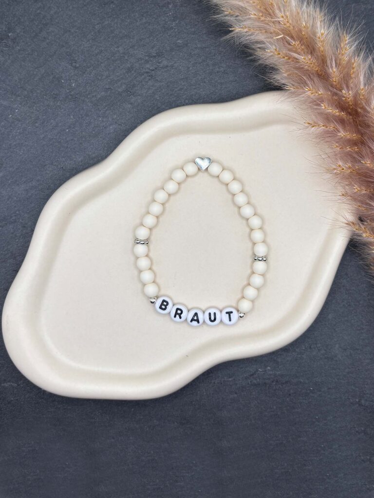 Elastisches Perlenarmband Braut mit silbernem Herzanhänger