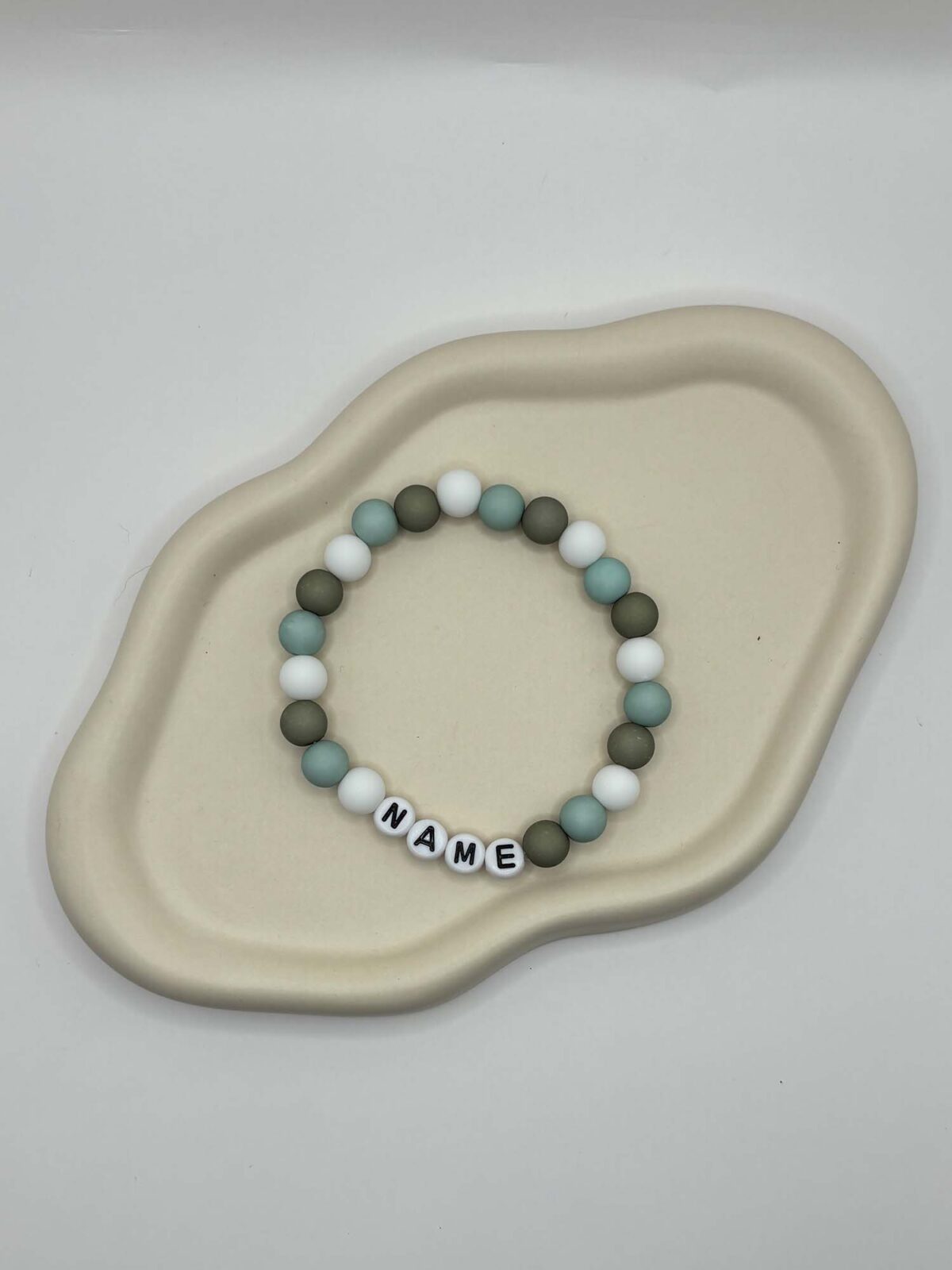 Buntes Perlenarmband mit Namen in verschiedenen Farben für Kinder