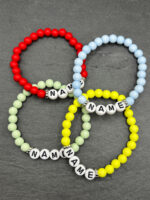 Perlenarmband mit Namen - personalisierbar in 4 Farben