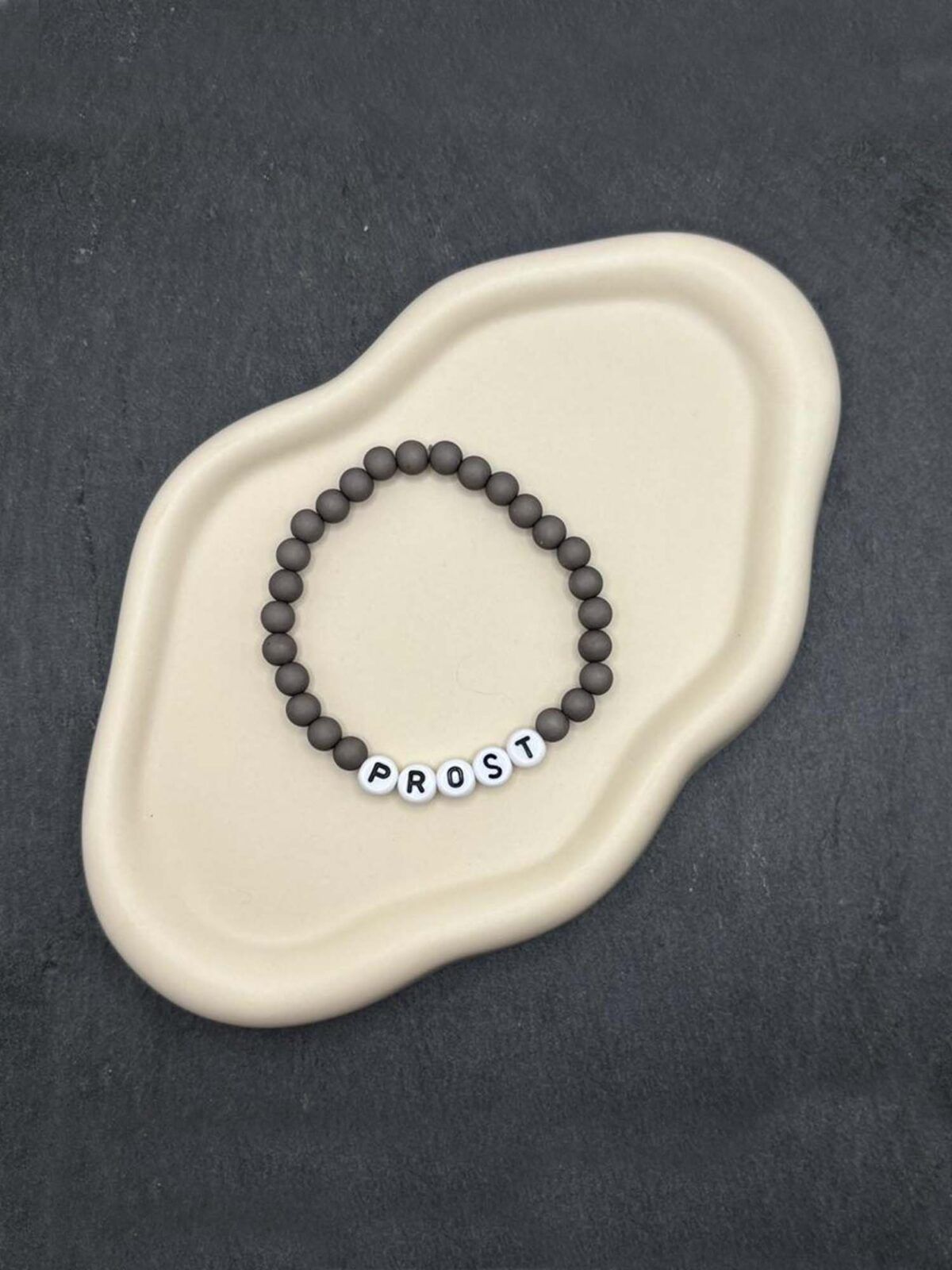 Perlenarmband mit Schriftzug als Schmuck für Wiesn und Feste