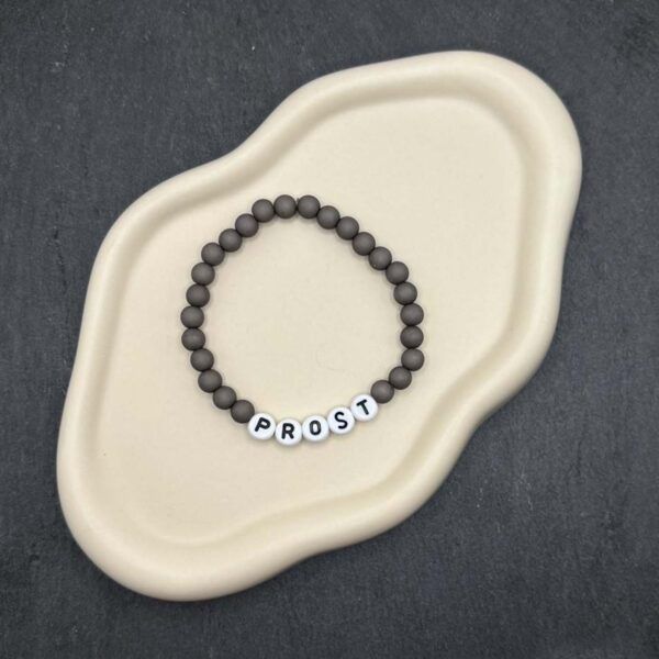 Perlenarmband mit Schriftzug als Schmuck für Wiesn und Feste