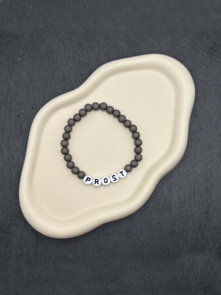 Perlenarmband mit Schriftzug als Schmuck für Wiesn und Feste