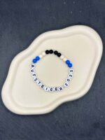 Handgemachte Armbänder in Vereinsfarben mit Text für Fans