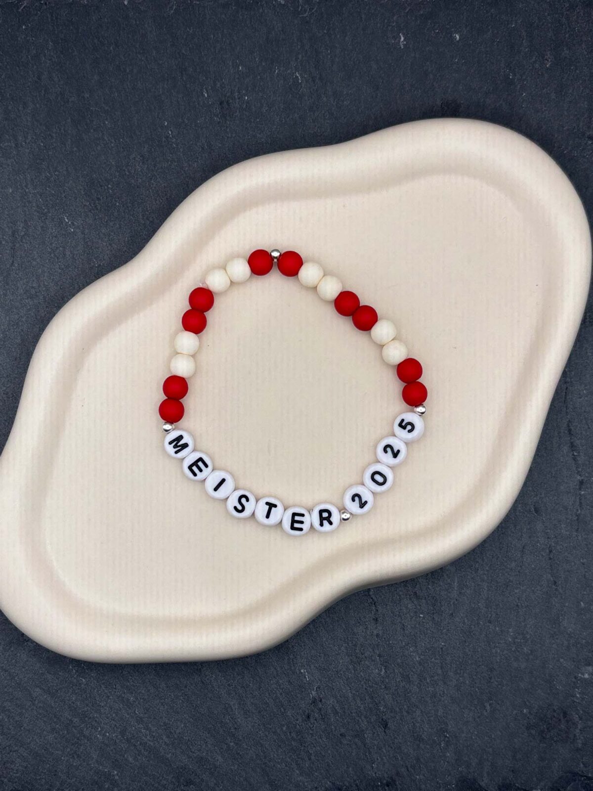 Sport Fan Schmuck bunt mit individuellen Schriftzügen