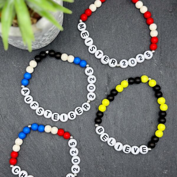 Fanartikel Armbänder aus bunten Perlen mit Buchstabenperlen