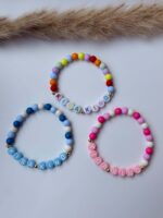 Buntes Namensarmband für Kindergartenkind handgefertigt