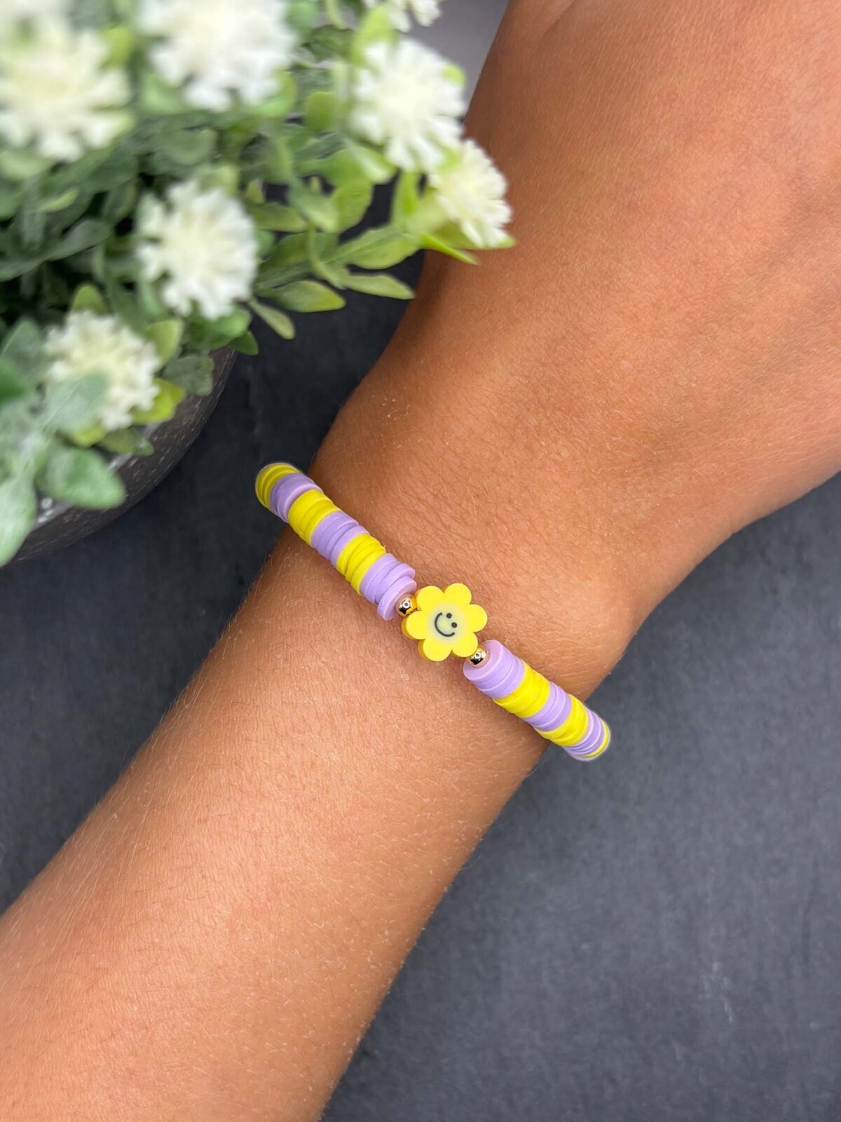 Handgefertigtes Kinderarmband mit Blume und Smiley