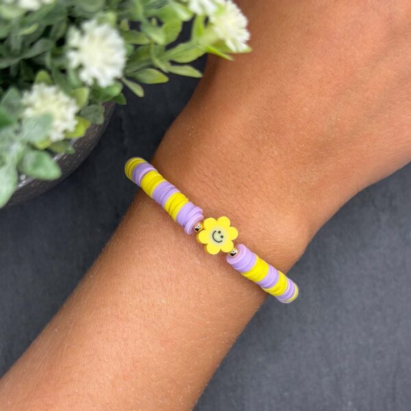Handgefertigtes Kinderarmband mit Blume und Smiley