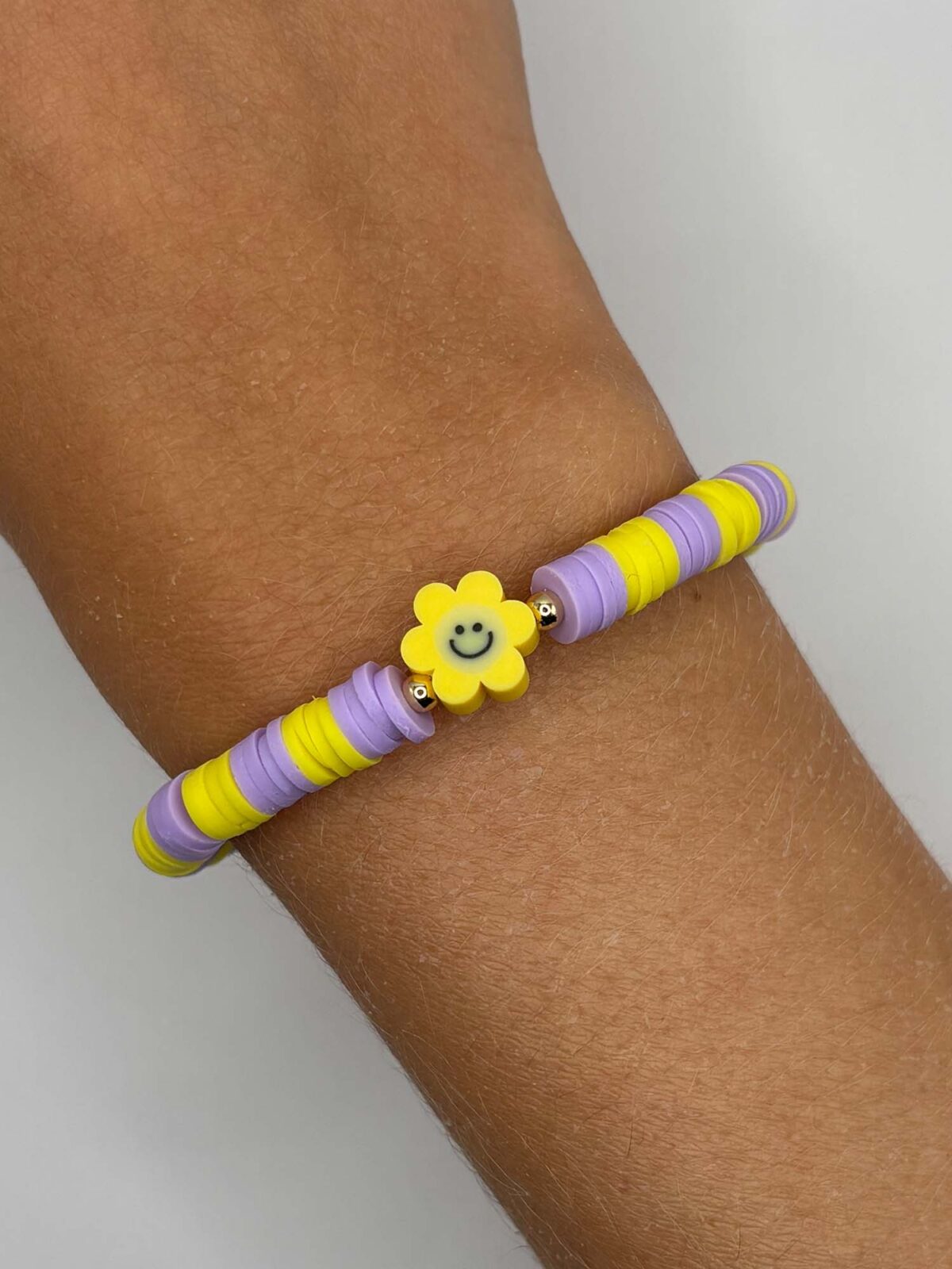 Lila gelbes Armband mit Smiley als Sommeraccessoire