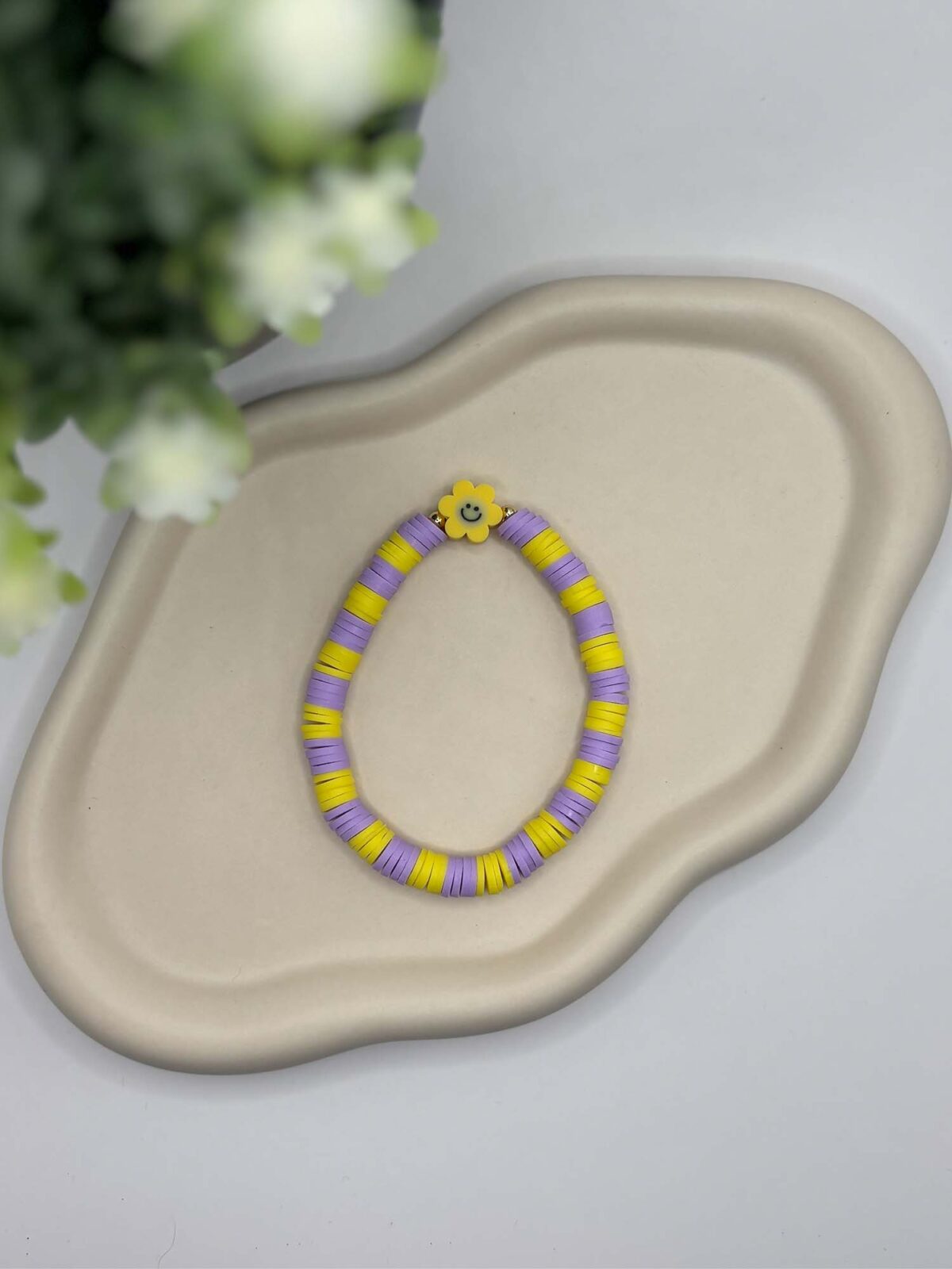 Leichtes Kinderarmband mit gelber Blume und Smiley