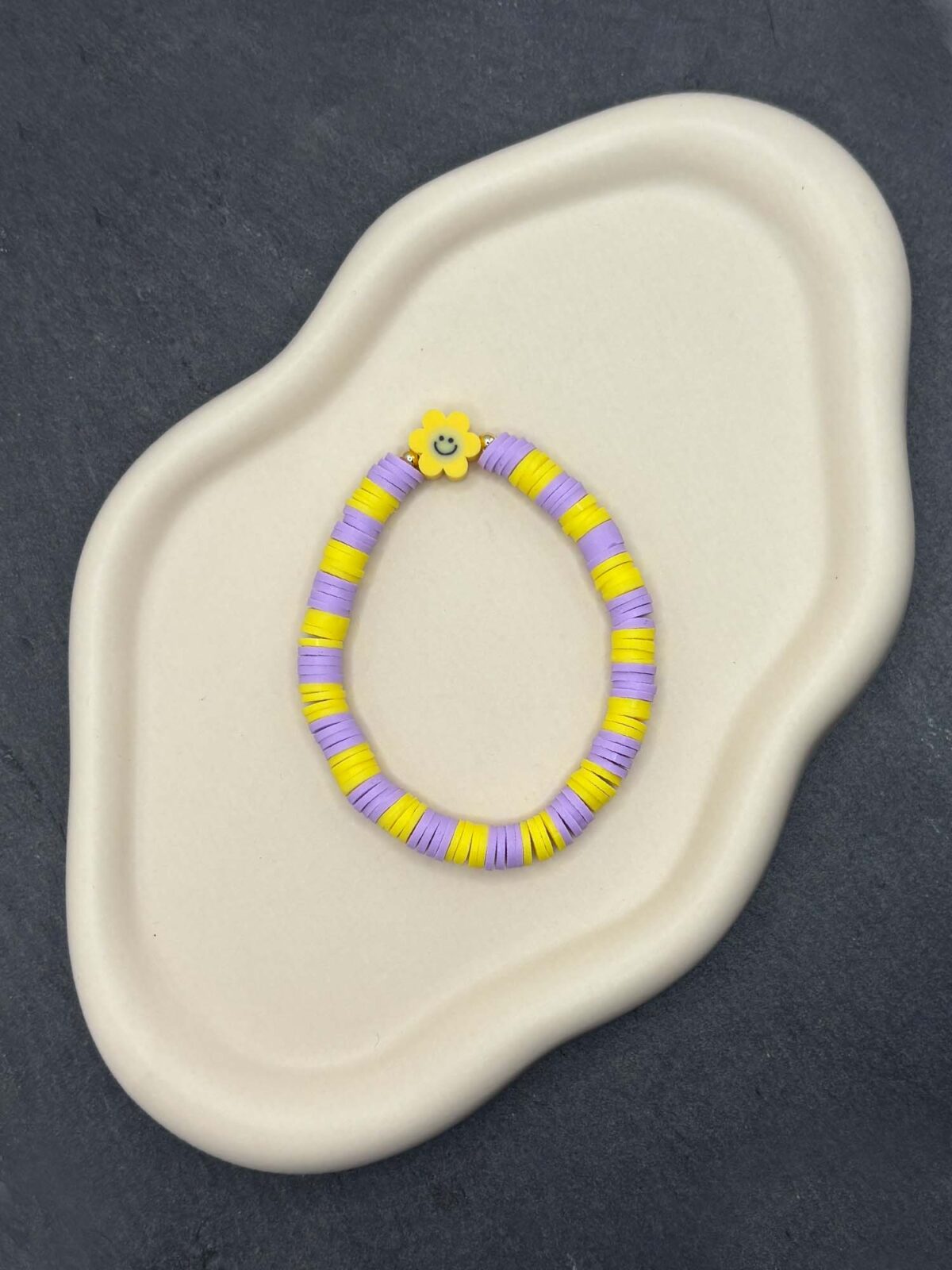 Handgemachtes Sommerarmband mit Blumenanhänger Smiley