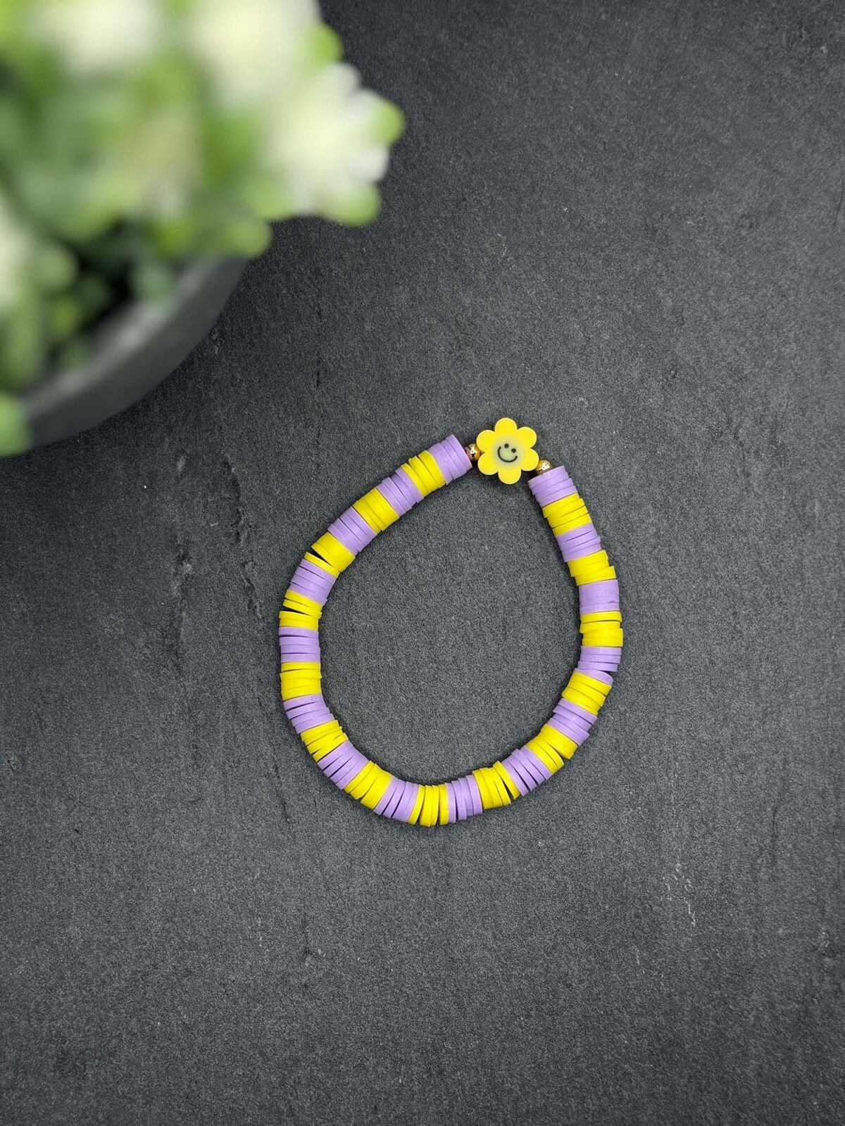 Lila gelbes Smiley Armband mit Blume für Kinder