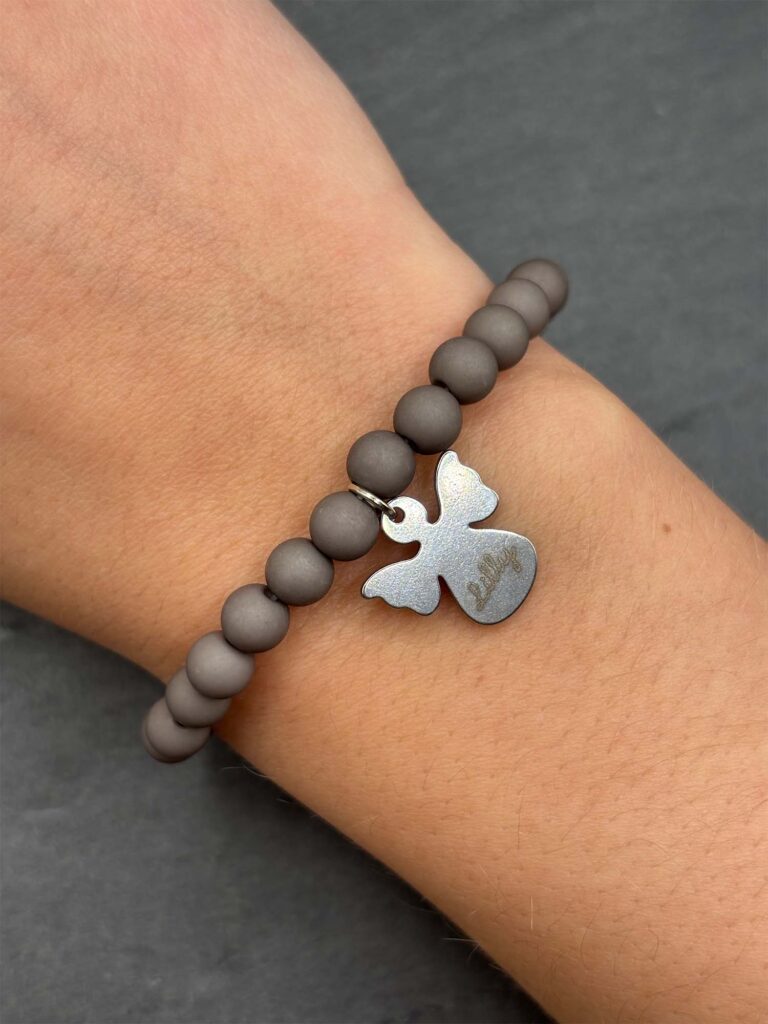 Perlenarmband in mattem Grau mit individuellem Namensanhänger Engel