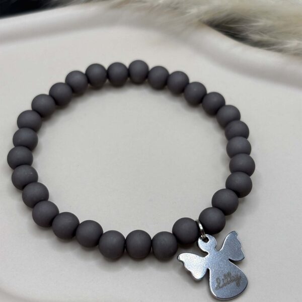 raues Perlenarmband mit graviertem Engelanhänger aus Edelstahl, personalisiert mit Namen, ideales Geschenk zur Taufe oder Kommunion