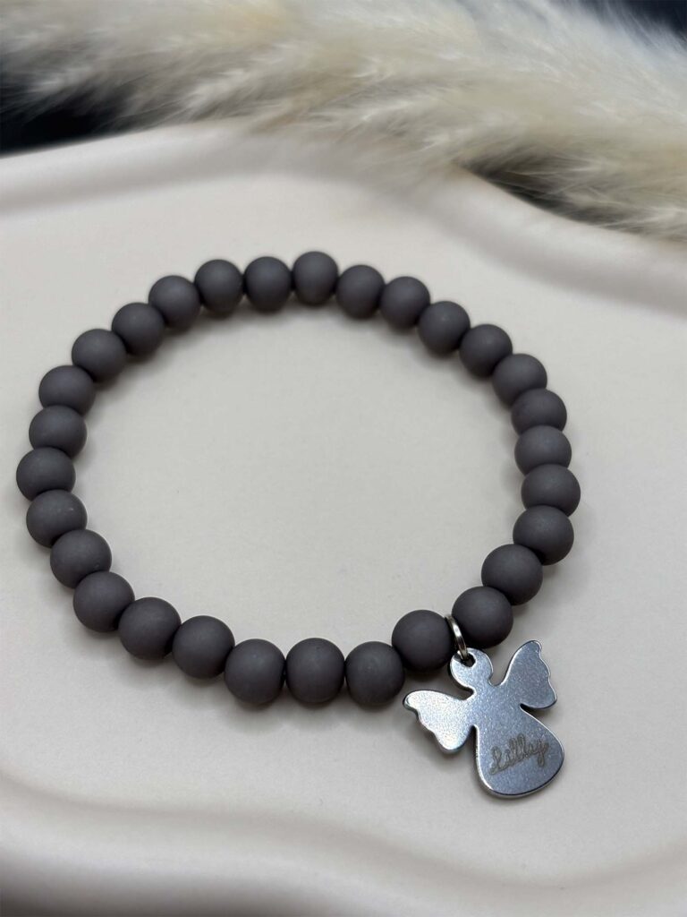 raues Perlenarmband mit graviertem Engelanhänger aus Edelstahl, personalisiert mit Namen, ideales Geschenk zur Taufe oder Kommunion