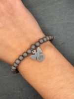 Mattgraues Armband aus Perlen mit graviertem Engelanhänger aus Edelstahl