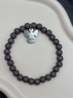 Graues Perlenarmband mit Engelanhänger und personalisierter Lasergravur