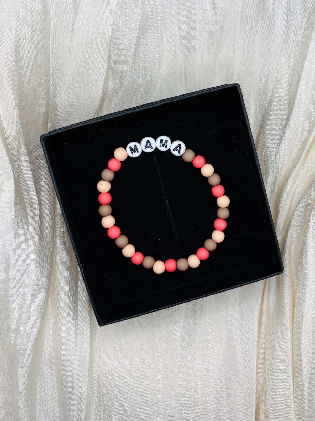 Handgemachtes elastisches Perlenarmband mit Schriftzug MAMA