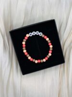 Handgemachtes elastisches Perlenarmband mit Schriftzug MAMA