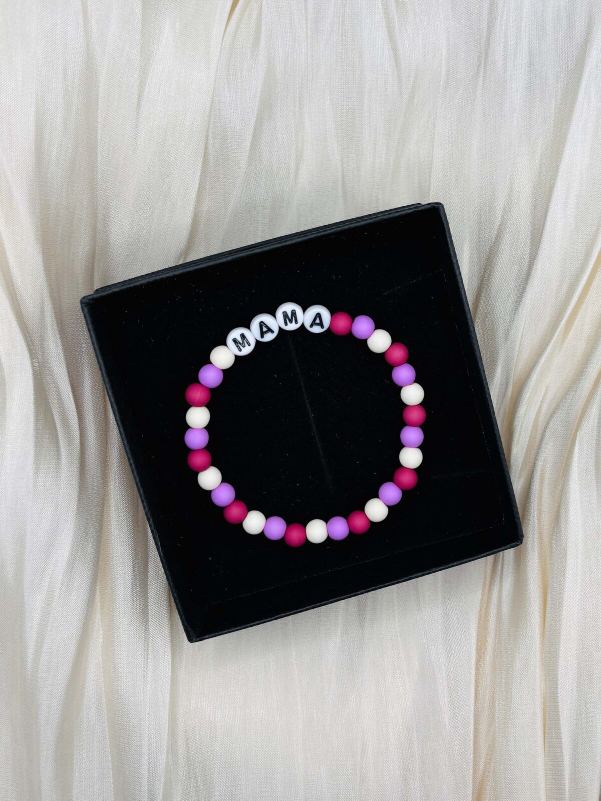 Handgefertigtes MAMA Perlenarmband als kleines Dankeschön