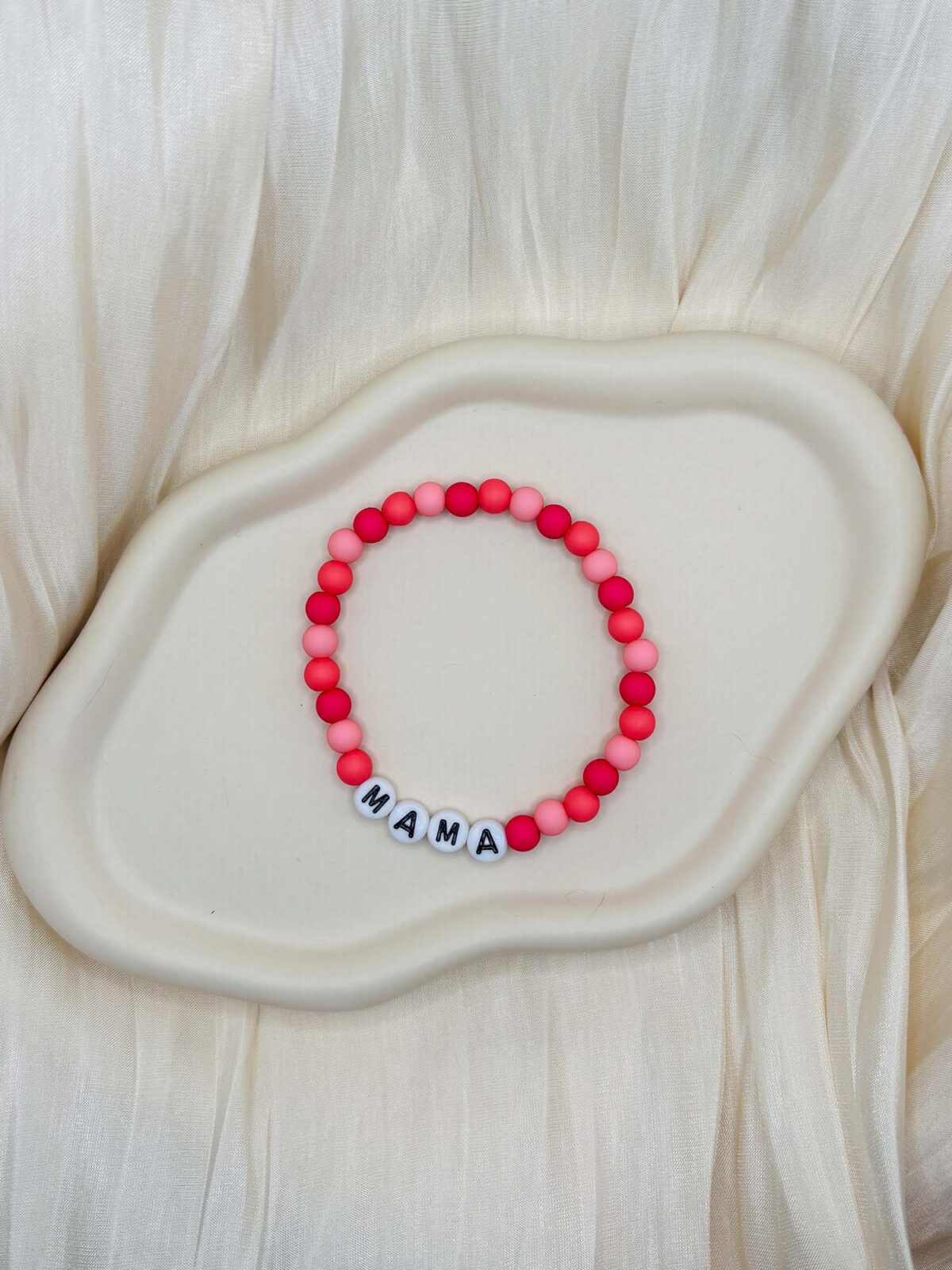 MAMA Schmuckarmband mit farbigen Perlen für den Alltag