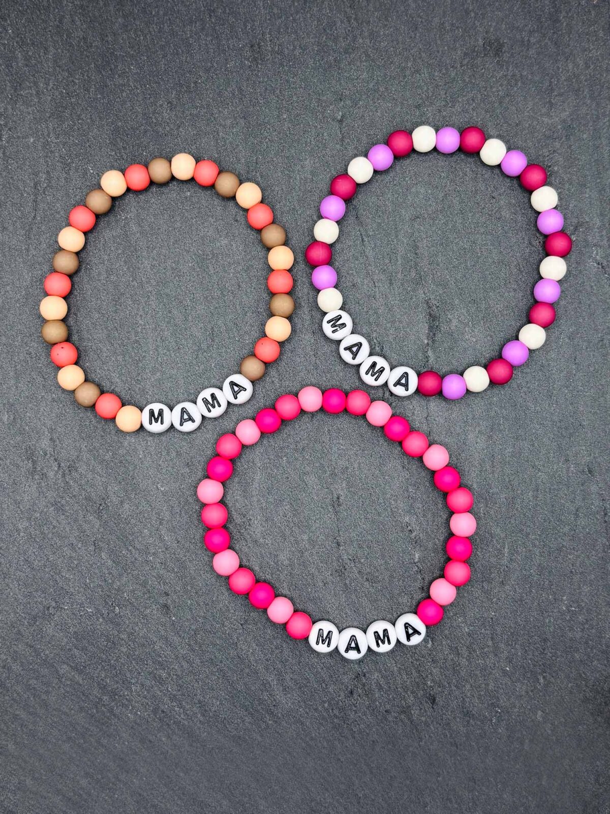 Drei bunte Perlenarmbänder mit MAMA Schriftzug