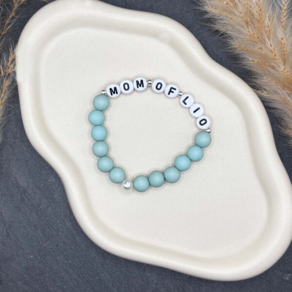 Detailansicht personalisiertes Mama-Kind-Armband mit Buchstabenperlen