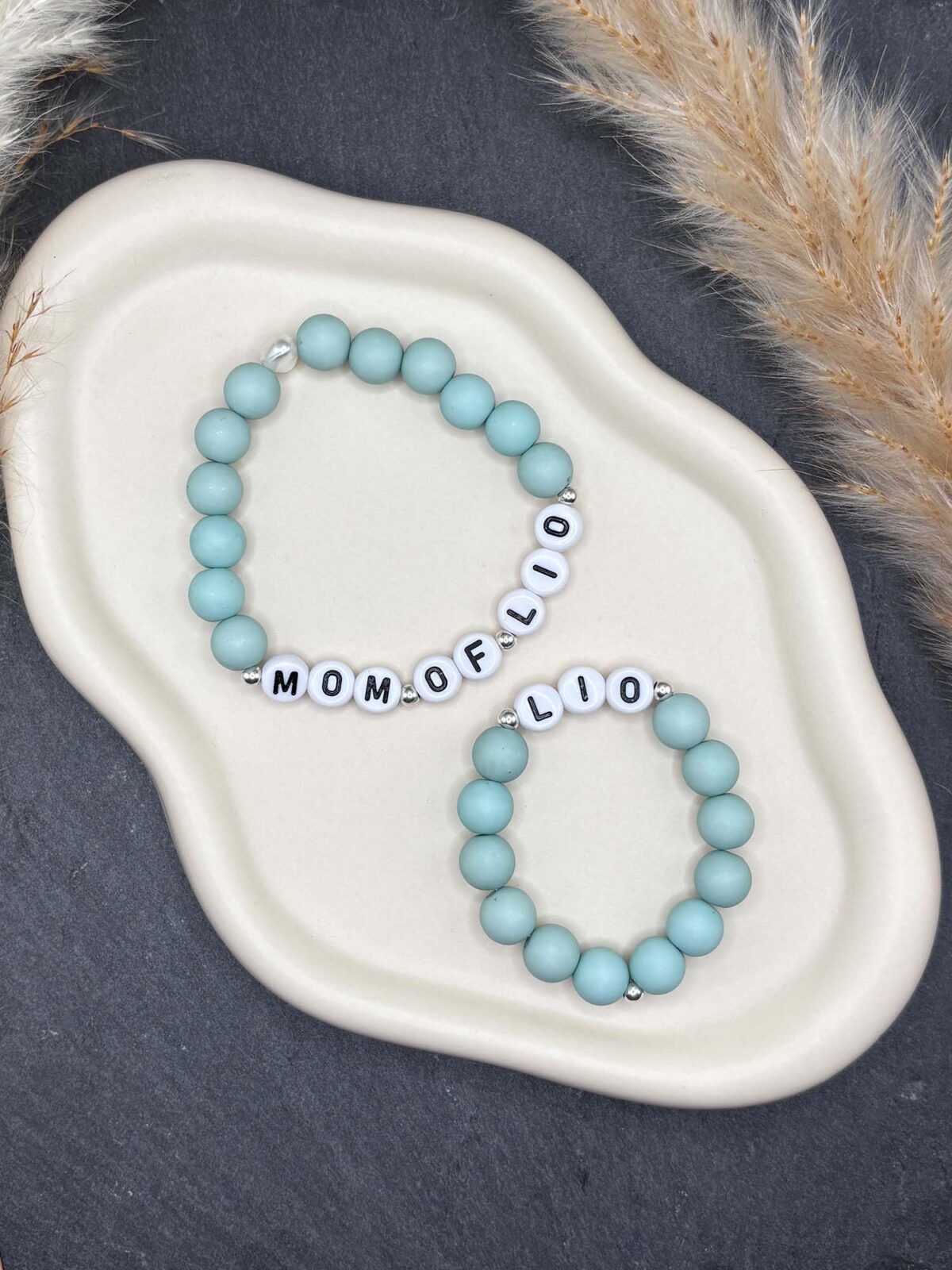 Mama-Kind-Perlenarmband personalisiert in Mint mit Namen
